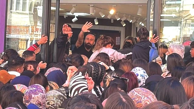 Akın akın geldiler! Sokak trafiğe kapandı... Polisten destek istendi, onlar da ezilme tehlikesi geçirdi 1