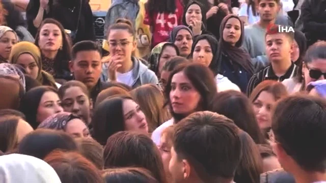 Akın akın geldiler! Sokak trafiğe kapandı... Polisten destek istendi, onlar da ezilme tehlikesi geçirdi 3