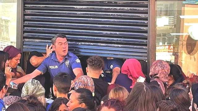 Akın akın geldiler! Sokak trafiğe kapandı... Polisten destek istendi, onlar da ezilme tehlikesi geçirdi 5
