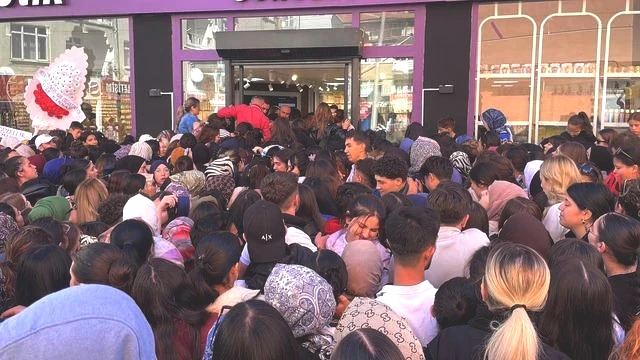 Akın akın geldiler! Sokak trafiğe kapandı... Polisten destek istendi, onlar da ezilme tehlikesi geçirdi 2