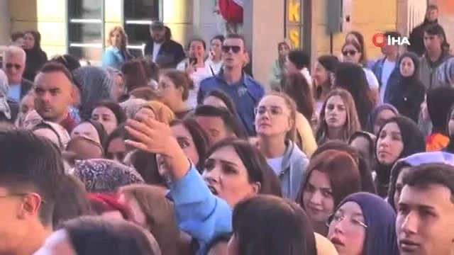 Akın akın geldiler! Sokak trafiğe kapandı... Polisten destek istendi, onlar da ezilme tehlikesi geçirdi 4